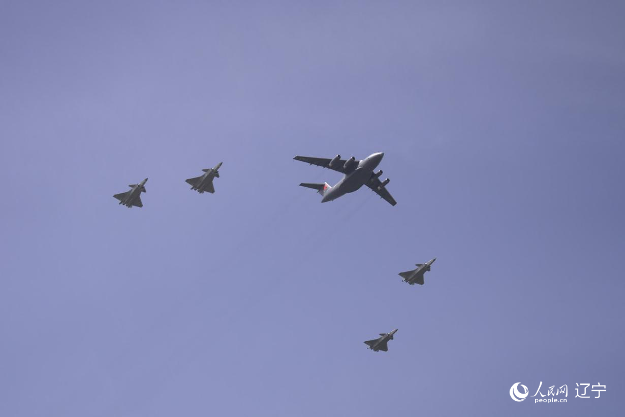 執(zhí)行第十二批在韓中國人民志愿軍烈士遺骸轉(zhuǎn)運(yùn)任務(wù)的運(yùn)-20進(jìn)入中國領(lǐng)空后，首次采用“五機(jī)編隊(duì)”的方式，由4架殲-20伴飛護(hù)航，與往年相比護(hù)航規(guī)格更高。人民網(wǎng)記者 邱宇哲攝