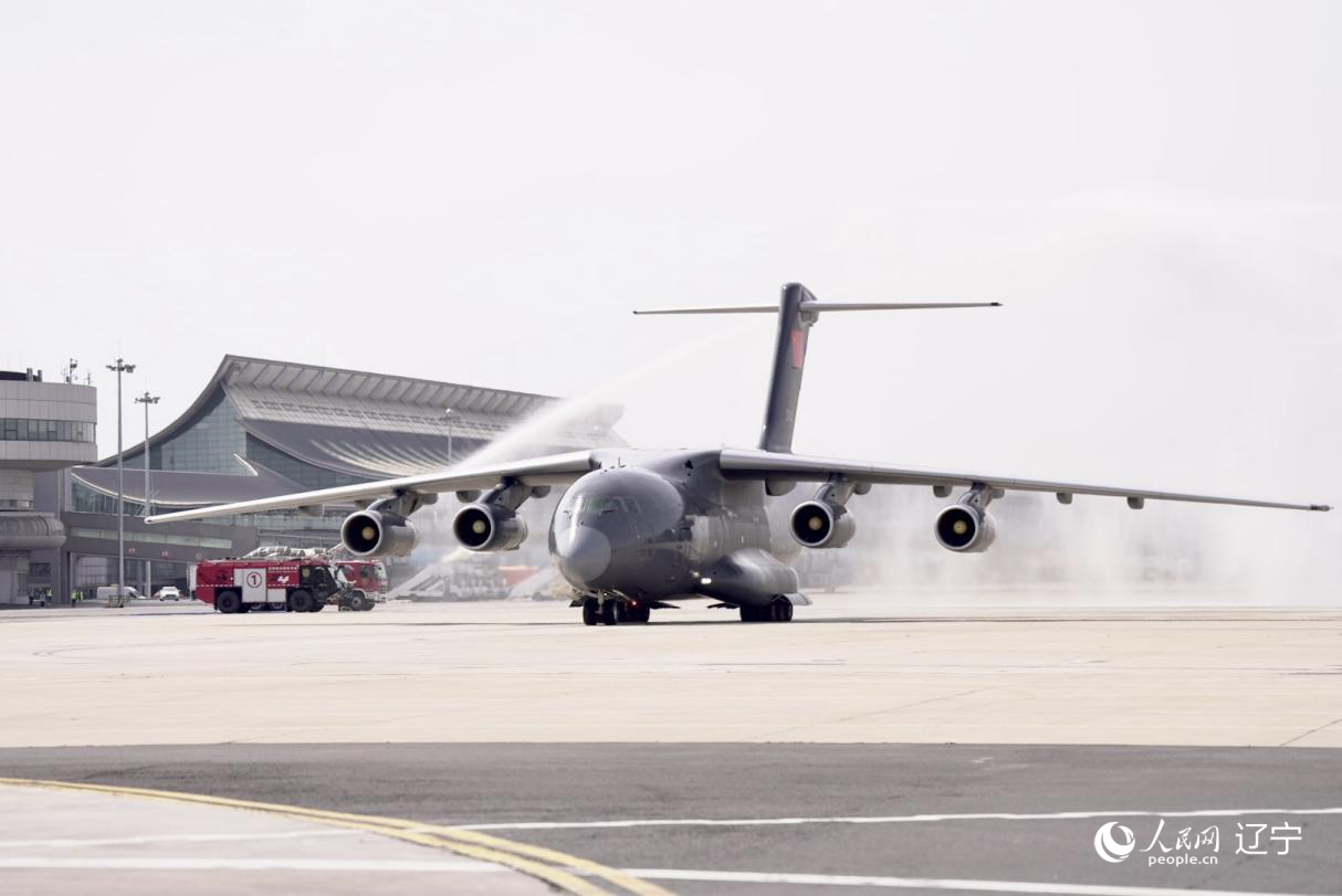 沈陽桃仙國際機(jī)場(chǎng)以“過水門”最高禮遇迎接英烈回家。人民網(wǎng)記者 邱宇哲攝