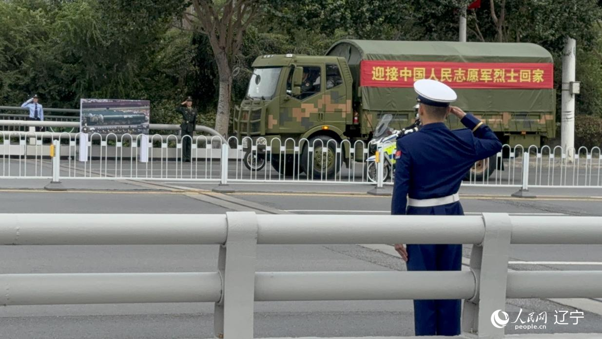 沈陽市渾河橋東側(cè)，擺放著東風(fēng)—5C導(dǎo)彈的受閱照片。人民網(wǎng)記者 湯龍攝