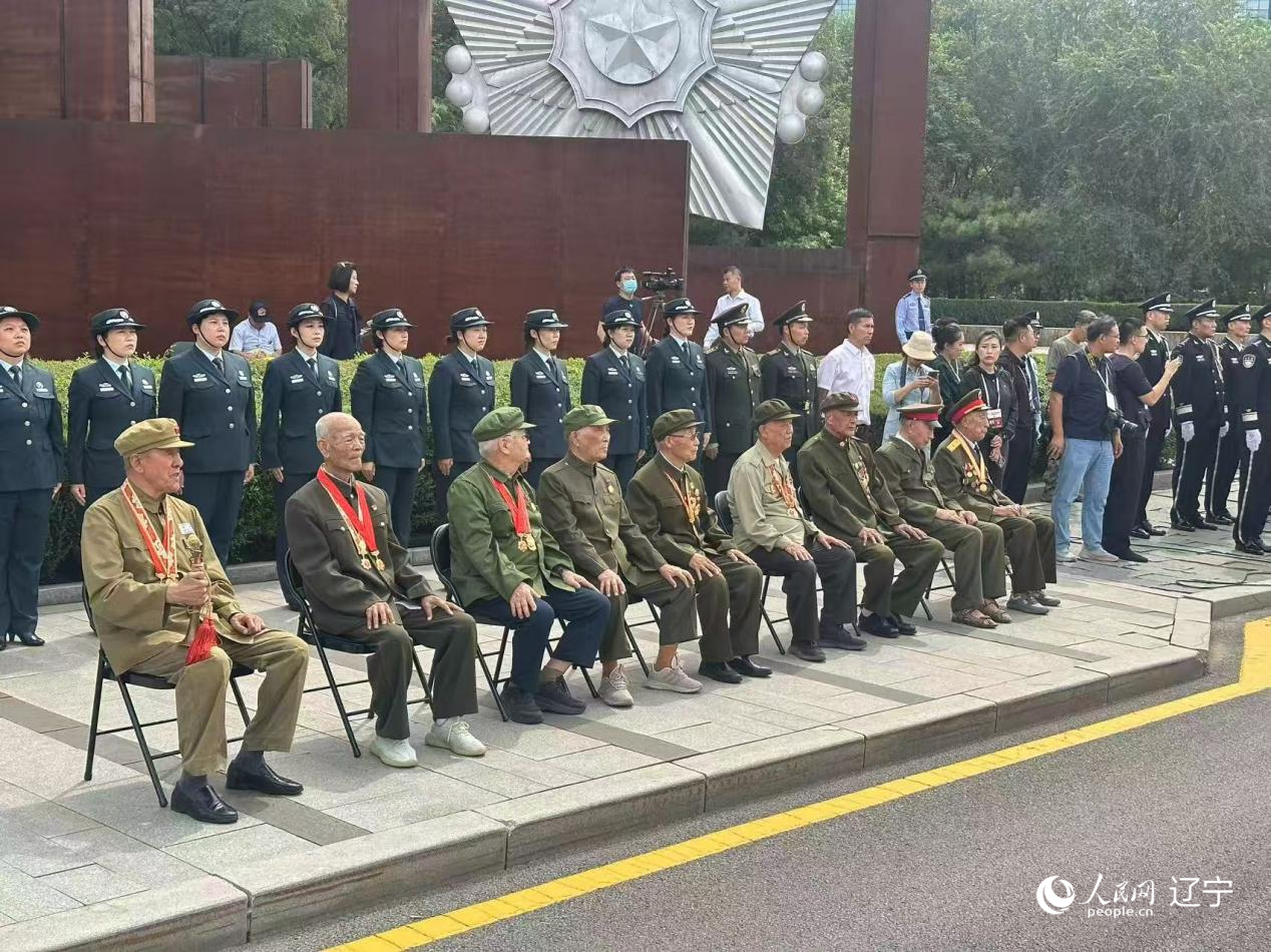 沈陽抗美援朝烈士陵園門前，志愿軍老戰(zhàn)士等候戰(zhàn)友的歸隊(duì)。人民網(wǎng)記者 周頌雪攝