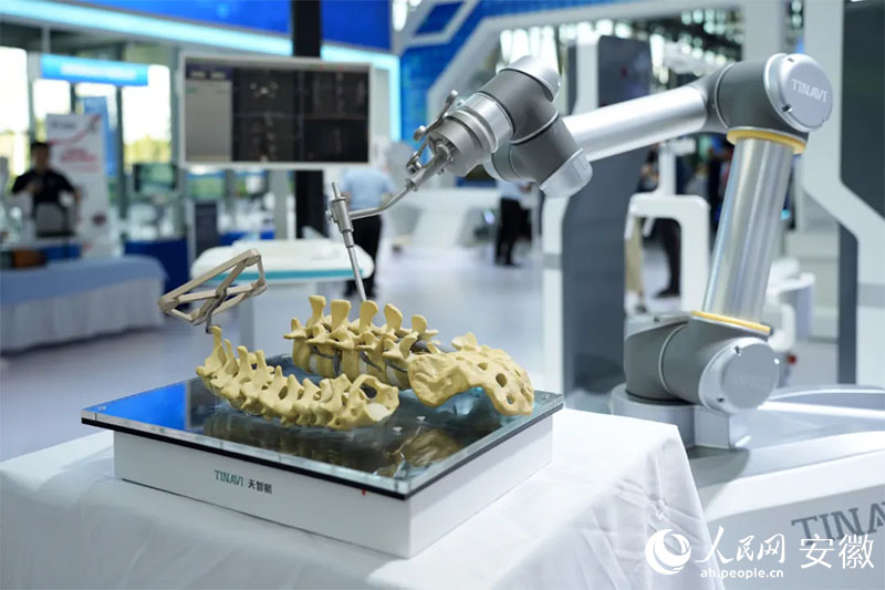 2024世界制造業(yè)大會上展出的骨科手術機器人。人民網(wǎng)記者 王銳攝