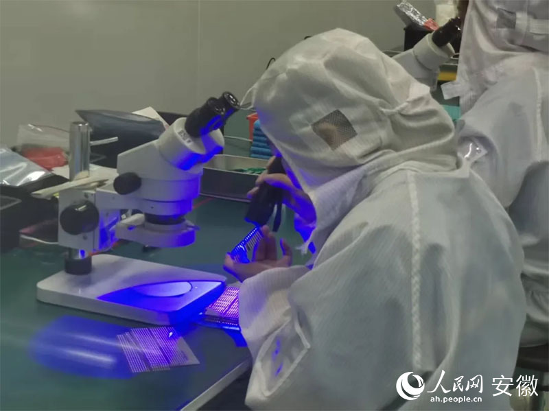 金張科技帶動下，超100家功能膜新材料企業(yè)在太湖縣集聚。人民網(wǎng)記者 胡雨松攝