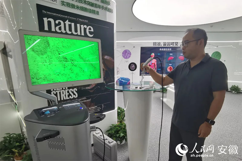 陳廷嘉演示“安刀”使用方法。人民網(wǎng)記者 胡雨松攝