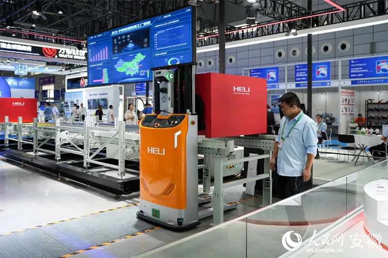 2024世界制造業(yè)大會上，合力將智能數(shù)據(jù)工廠系統(tǒng)帶進展會。人民網(wǎng)記者 王銳攝