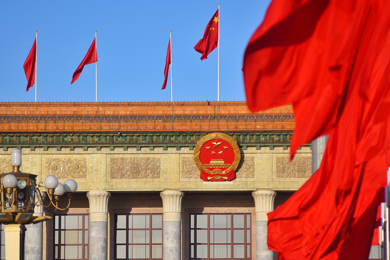 2024年3月8日，北京上空現(xiàn)“兩會(huì)藍(lán)”，人民大會(huì)堂前紅旗飄揚(yáng)。