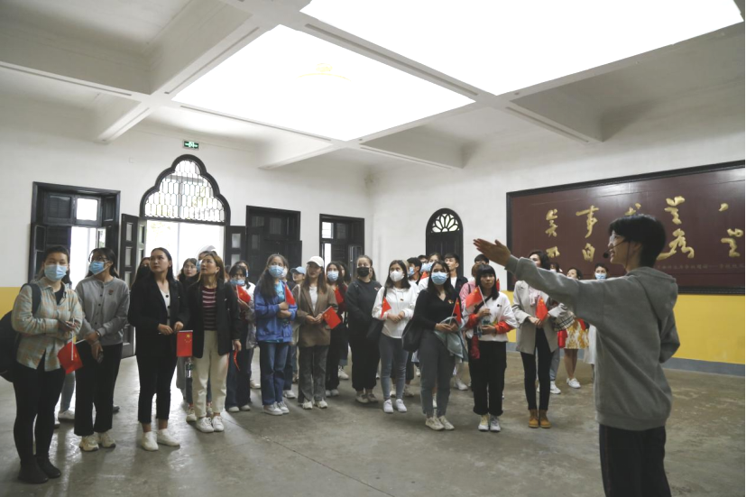 2021年5月20日，在喜迎中國共產(chǎn)黨建黨100周年之際，我校開展了少數(shù)民族學(xué)生“學(xué)黨史、感恩黨、跟黨走”紅色研學(xué)活動。