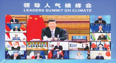 2021年4月22日晚，應(yīng)美國總統(tǒng)拜登邀請，國家主席習(xí)近平在北京以視頻方式出席領(lǐng)導(dǎo)人氣候峰會(huì)，并發(fā)表題為《共同構(gòu)建人與自然生命共同體》的重要講話。新華社記者 李 響攝