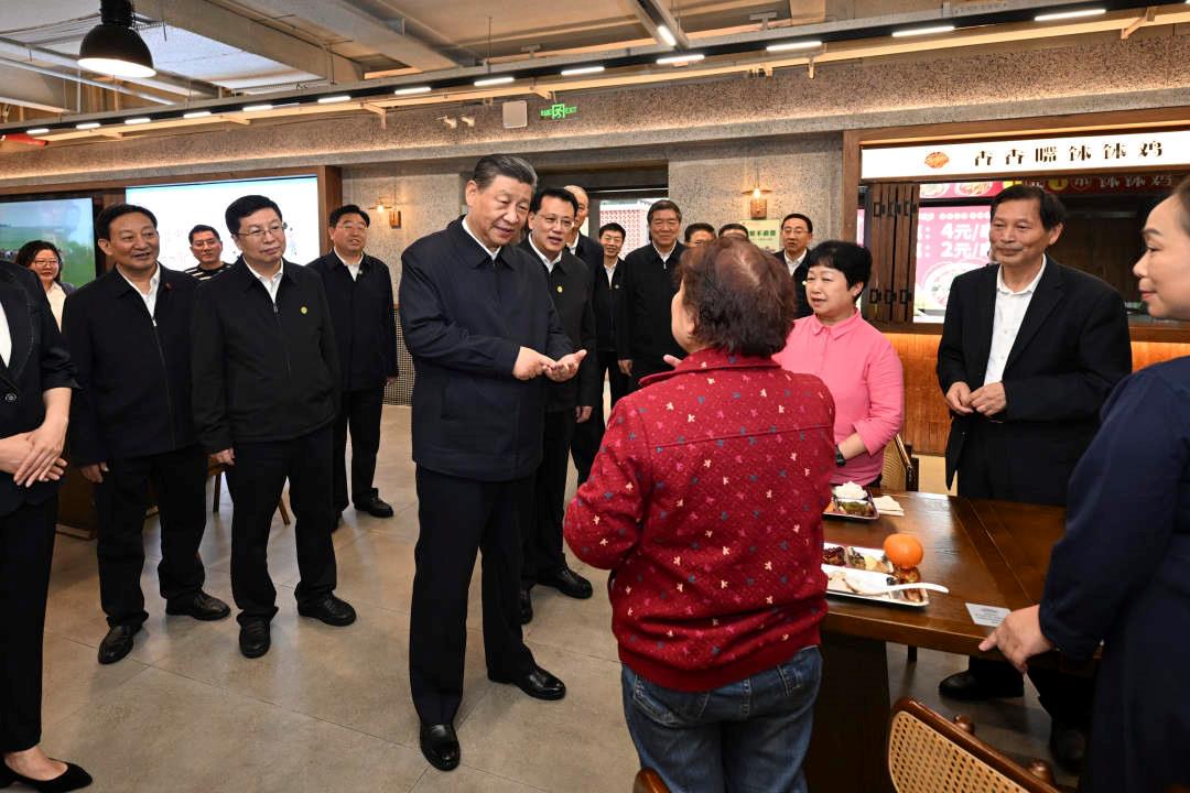 △2024年4月22日，習(xí)近平總書記來到重慶九龍坡區(qū)謝家灣街道民主村社區(qū)考察。