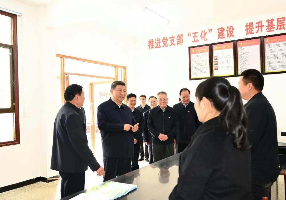 △2024年3月19日，習(xí)近平總書記在湖南常德市鼎城區(qū)謝家鋪鎮(zhèn)港中坪村黨群服務(wù)中心了解當(dāng)?shù)貫榛鶎訙p負(fù)、提升基層治理效能等情況。