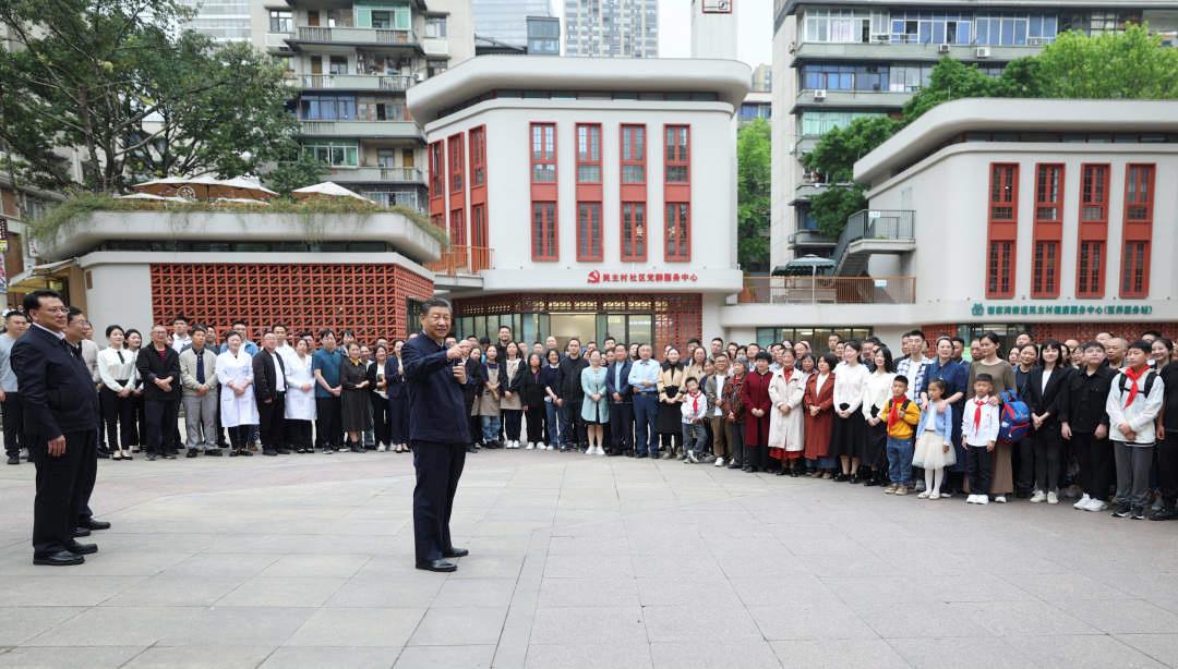 △2024年4月22日，習(xí)近平總書記來到重慶九龍坡區(qū)謝家灣街道民主村社區(qū)考察。