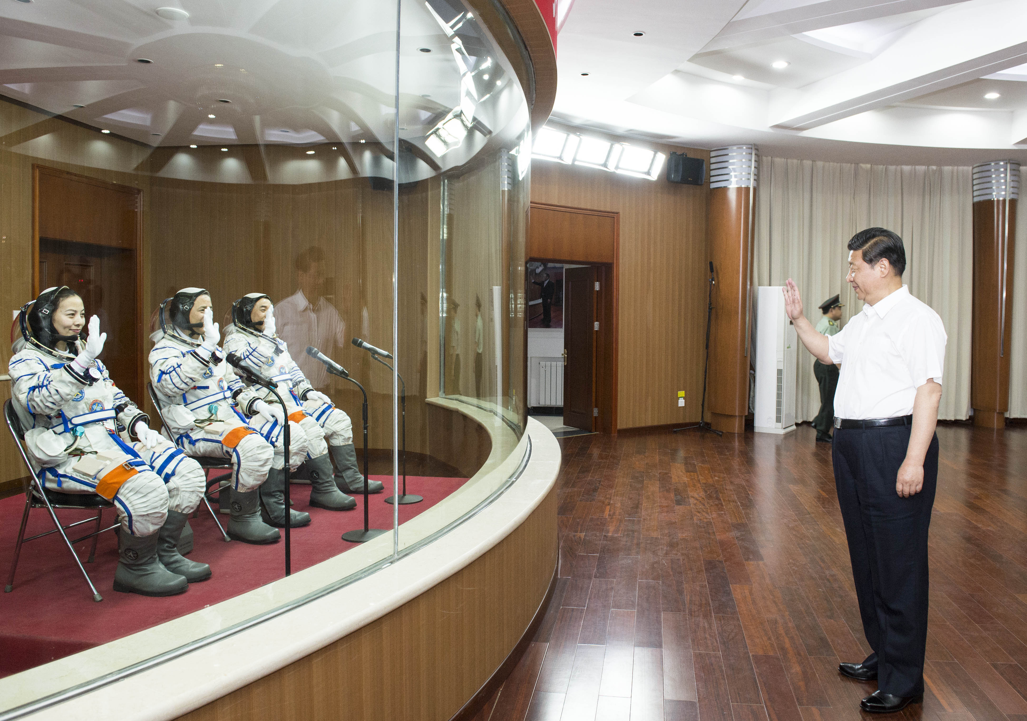 2013年6月11日，習(xí)近平總書記在酒泉衛(wèi)星發(fā)射中心觀看神舟十號(hào)載人飛船發(fā)射。這是習(xí)近平向即將出征的航天員聶海勝、張曉光、王亞平揮手致意。