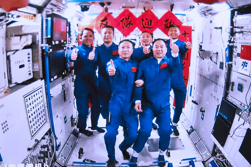 2023年5月30日，在北京航天飛行控制中心拍攝的神舟十五號(hào)航天員乘組與神舟十六號(hào)航天員乘組拍下“全家?！钡漠嬅?。