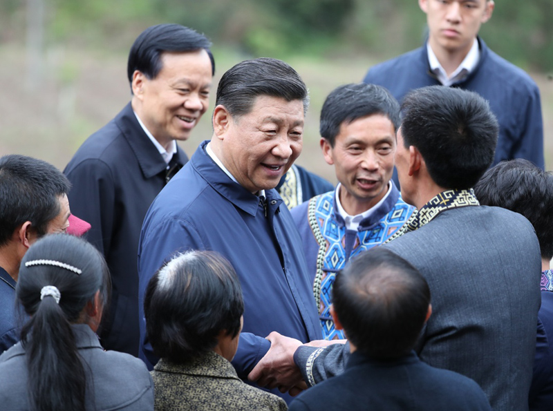 2019年4月15日至17日，中共中央總書記、國家主席、中央軍委主席習(xí)近平在重慶考察，并主持召開解決“兩不愁三保障”突出問題座談會。這是4月15日下午，習(xí)近平在石柱土家族自治縣中益鄉(xiāng)華溪村同村民親切交流。新華社記者 丁海濤 攝