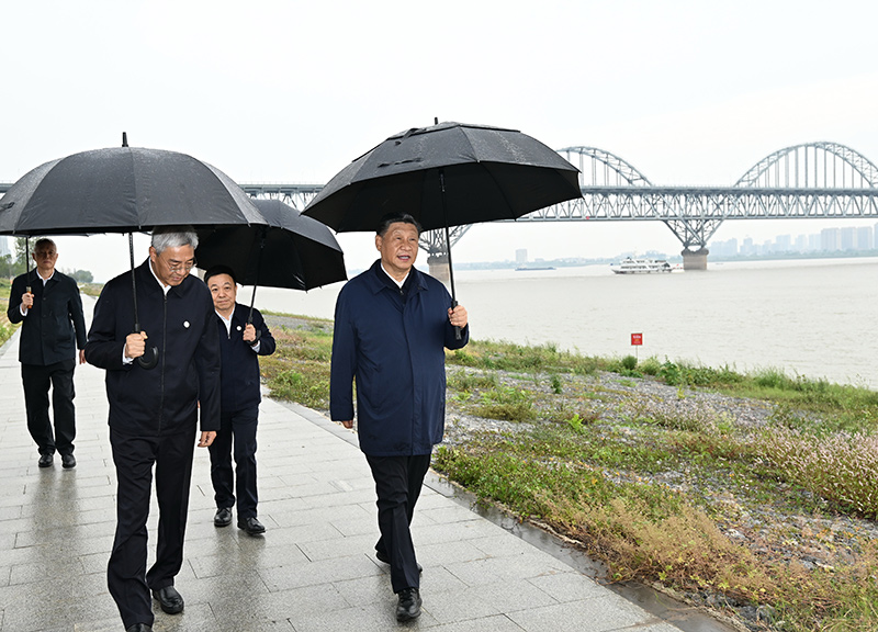 2023年10月10日至13日，中共中央總書記、國家主席、中央軍委主席習近平在江西考察。這是10日下午，習近平在長江國家文化公園九江城區(qū)段考察時，冒雨沿江堤步行察看沿岸風貌。新華社記者 謝環(huán)馳 攝
