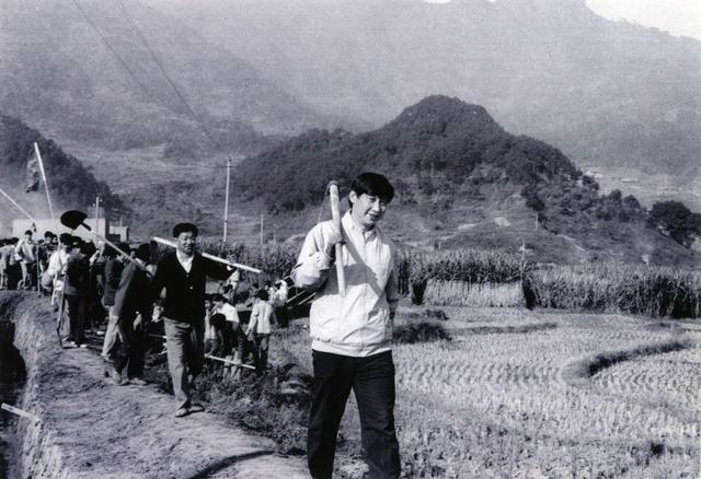 1989年12月2日，時(shí)任中共寧德地委書(shū)記的習(xí)近平帶領(lǐng)地直機(jī)關(guān)千余名干部到寧德縣南漈水利工地參加清溝排障修整水渠勞動(dòng)。新華社發(fā)