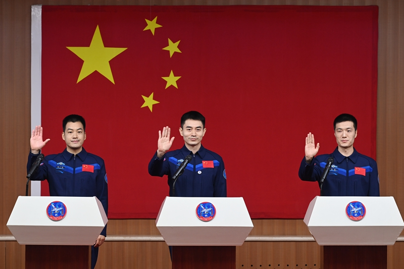 2024年月24日，神舟十八號(hào)載人飛行任務(wù)航天員葉光富（中）、李聰（右）、李廣蘇在酒泉衛(wèi)星發(fā)射中心問天閣與媒體記者集體見面。