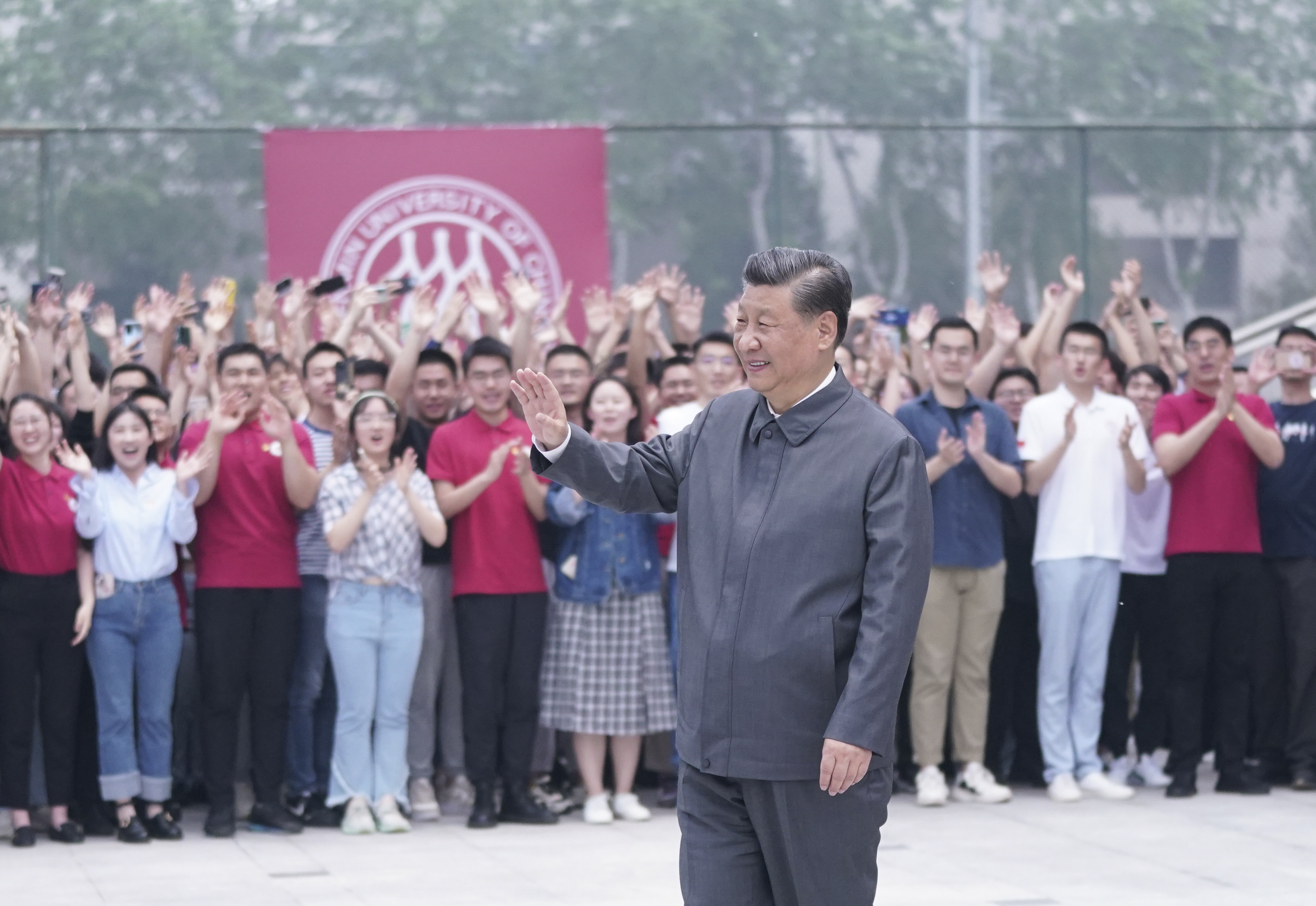 2022年4月25日，習(xí)近平總書記來到中國(guó)人民大學(xué)考察調(diào)研。這是習(xí)近平向師生們揮手致意。