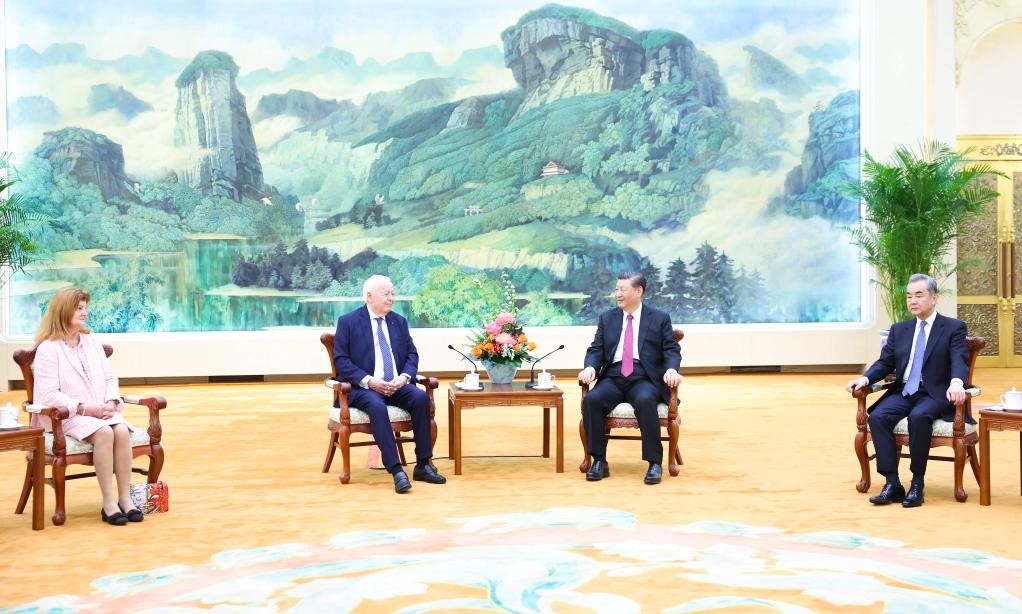 2024年4月8日，國(guó)家主席習(xí)近平在北京人民大會(huì)堂會(huì)見法國(guó)梅里?；饡?huì)主席梅里埃夫婦。新華社記者 黃敬文 攝