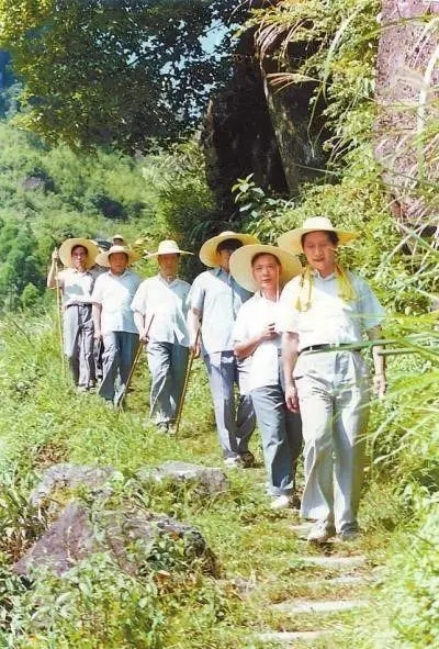 1989年7月，習(xí)近平在壽寧縣山村。