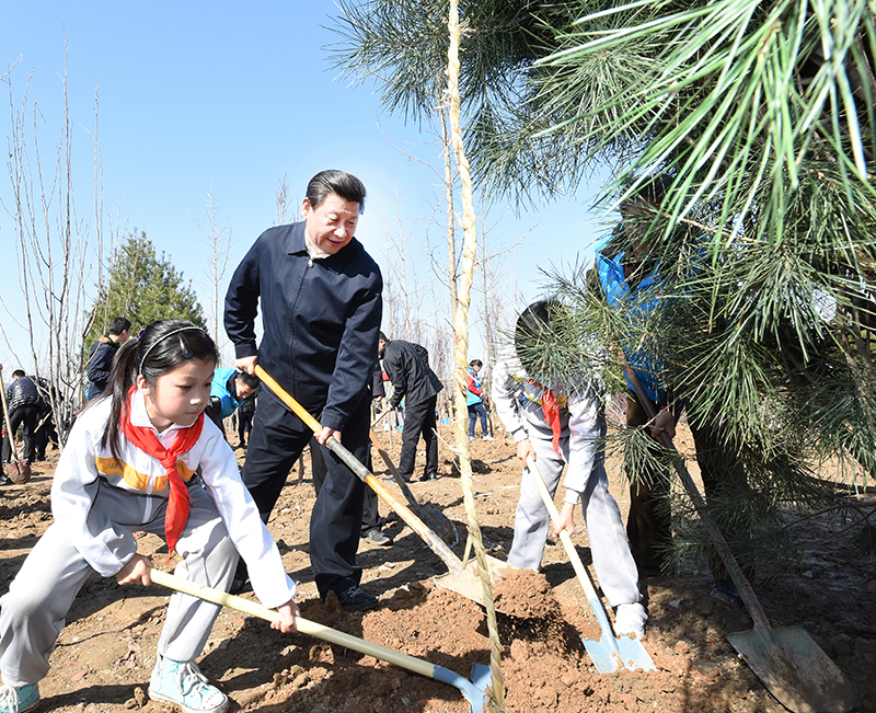2015年4月3日，習(xí)近平總書(shū)記同大家一起植樹(shù)。