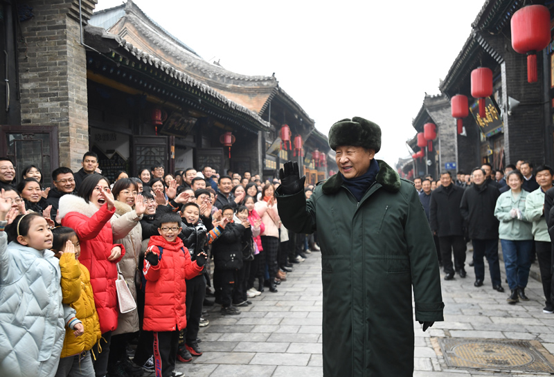 2022年1月27日，習近平總書記在平遙古城向現(xiàn)場群眾揮手致意。