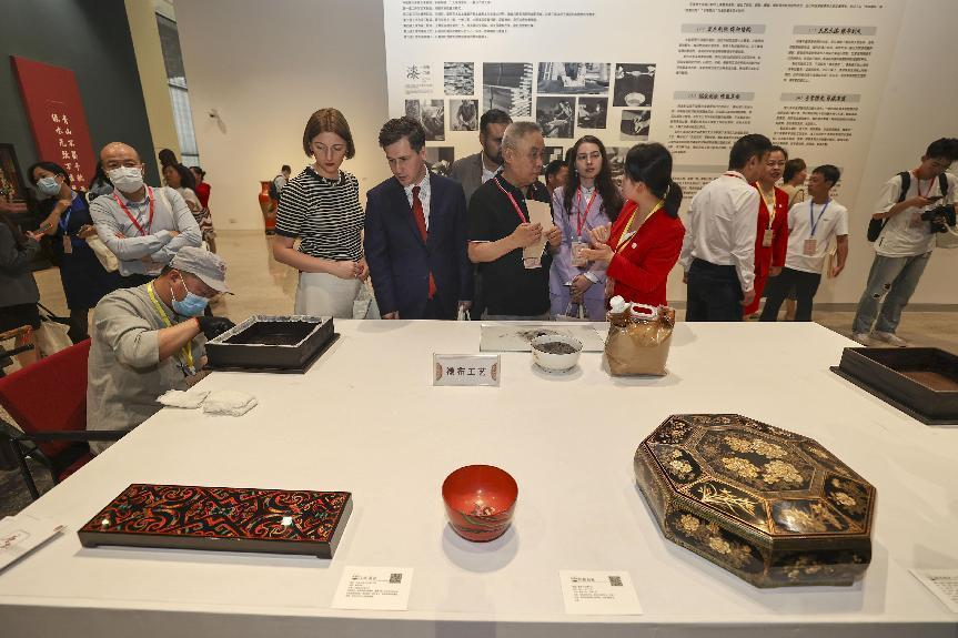 2023年5月28日，北京，推光漆器匠人為駐華使節(jié)展示技藝。