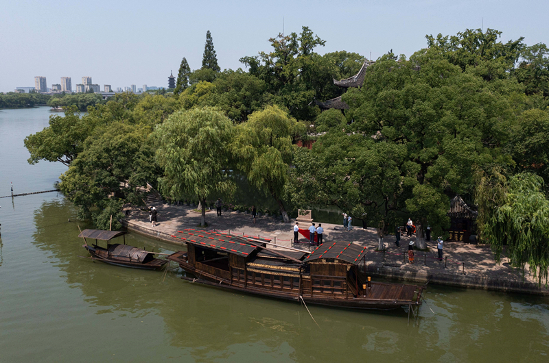 2022年7月27日，南湖紅船?？吭谡憬〖闻d市南湖旅游區(qū)的湖心島旁。