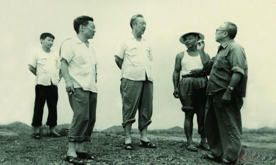 1978年8月，習(xí)仲勛（左三）在廣東惠陽(yáng)農(nóng)村調(diào)研。在清華大學(xué)讀書(shū)的習(xí)近平（左一）利用暑假時(shí)間參加社會(huì)實(shí)踐，隨同父親一起下鄉(xiāng)。