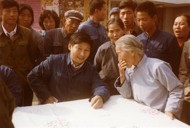 1983年，時(shí)任河北正定縣委書(shū)記的習(xí)近平（前排居中），臨時(shí)在大街上擺桌子聽(tīng)取老百姓意見(jiàn)。