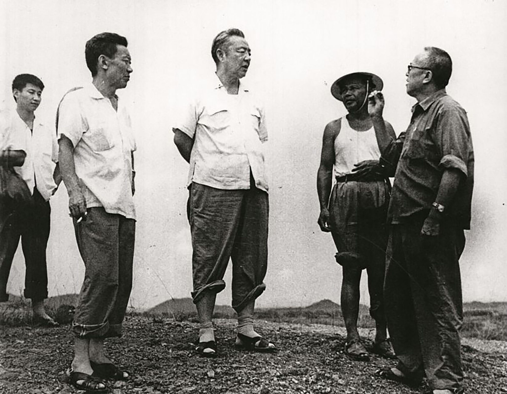1978年8月5日，習(xí)仲勛（中）在廣東惠陽地區(qū)調(diào)研。左二為廣東省委農(nóng)村工作部副部長杜瑞芝，右一為惠陽地委書記李富林。 左一為當(dāng)時正在清華大學(xué)暑期的習(xí)近平。