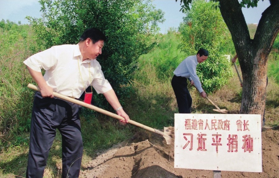 2001年10月，習(xí)近平在龍巖市長(zhǎng)汀縣調(diào)研水土流失治理工作，在河田世紀(jì)生態(tài)園為樹(shù)培土。圖源：《習(xí)近平在福建（下）》