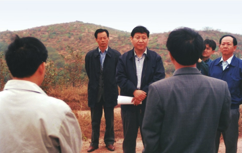 1999年11月，習(xí)近平在龍巖市長(zhǎng)汀縣河田水土流失治理區(qū)調(diào)研。圖源：《習(xí)近平在福建（下）》