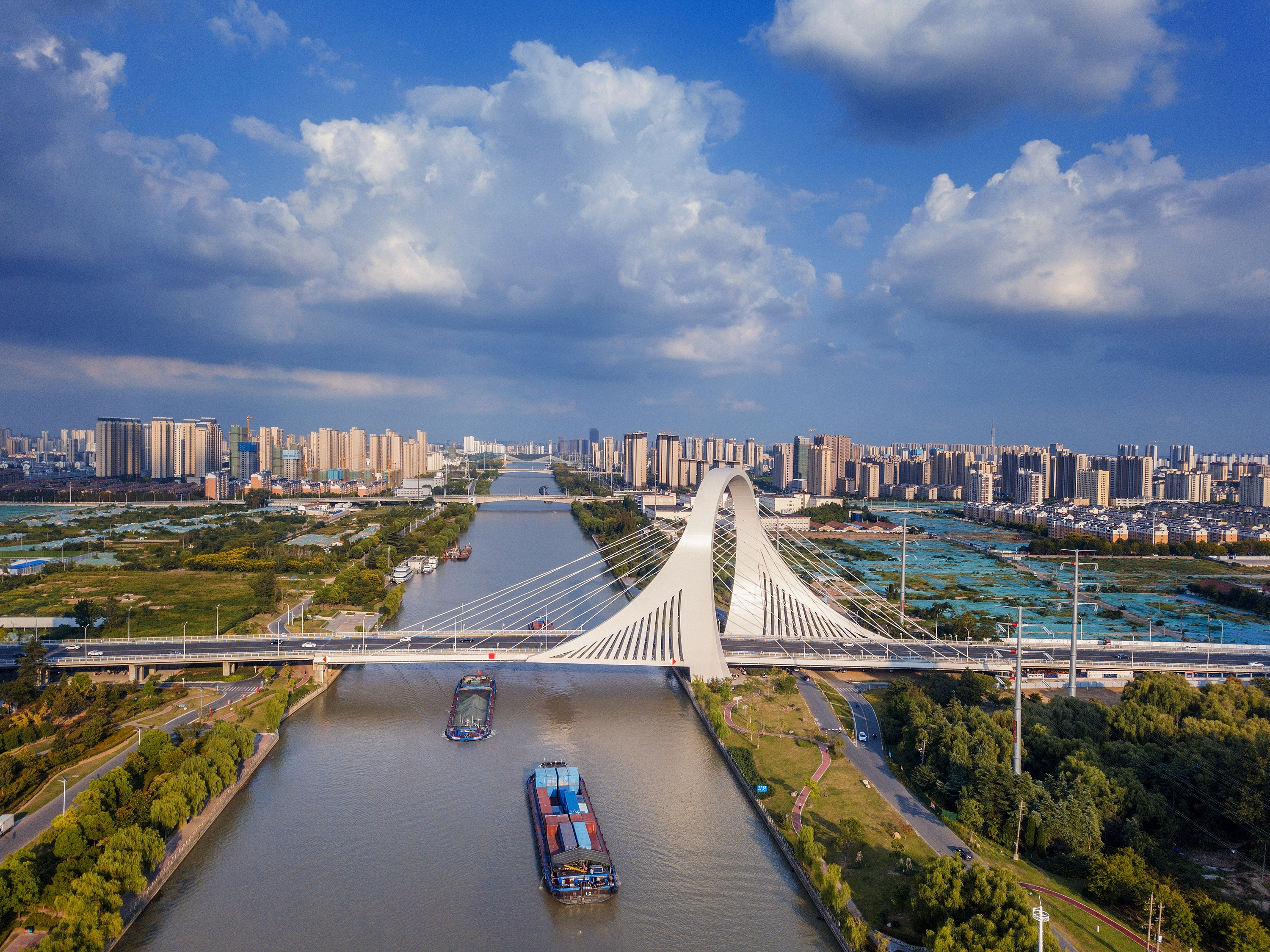 2022年9月12日，幾艘船舶行駛在江蘇淮安運(yùn)河大橋附近。