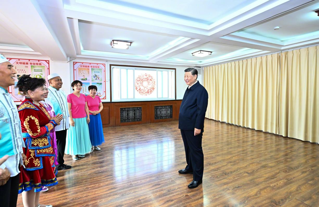 6月19日下午，習(xí)近平總書記在銀川市金鳳區(qū)長城花園社區(qū)活動室考察時，同社區(qū)居民親切交流。