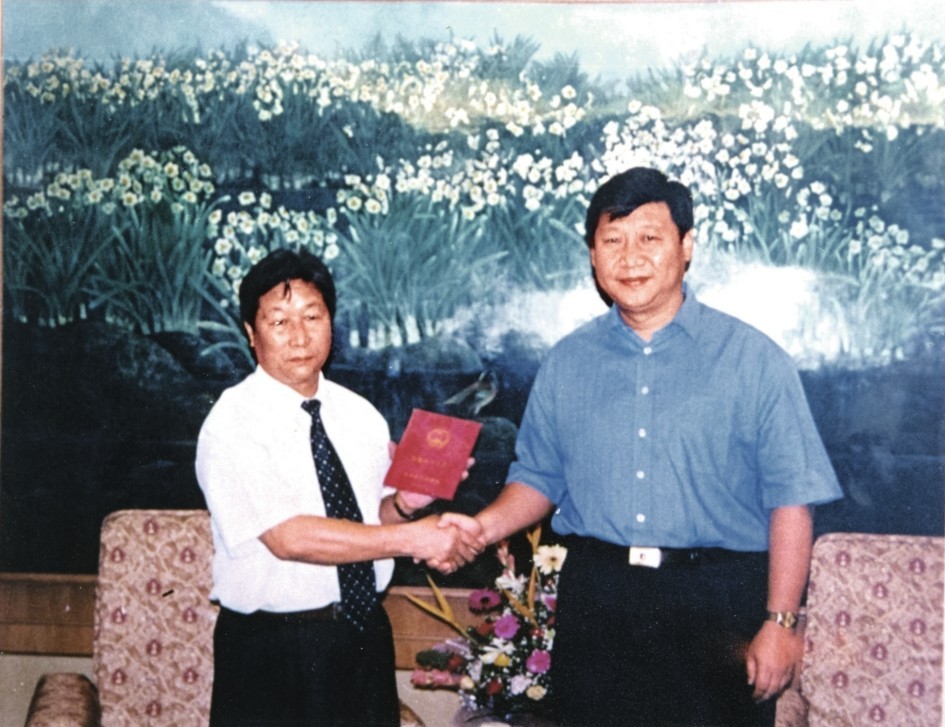 2000年7月，習(xí)近平為福建農(nóng)林大學(xué)教授林占熺頒發(fā)福建省政府“一等功”榮譽(yù)證書。圖源：《習(xí)近平在福建》（下）