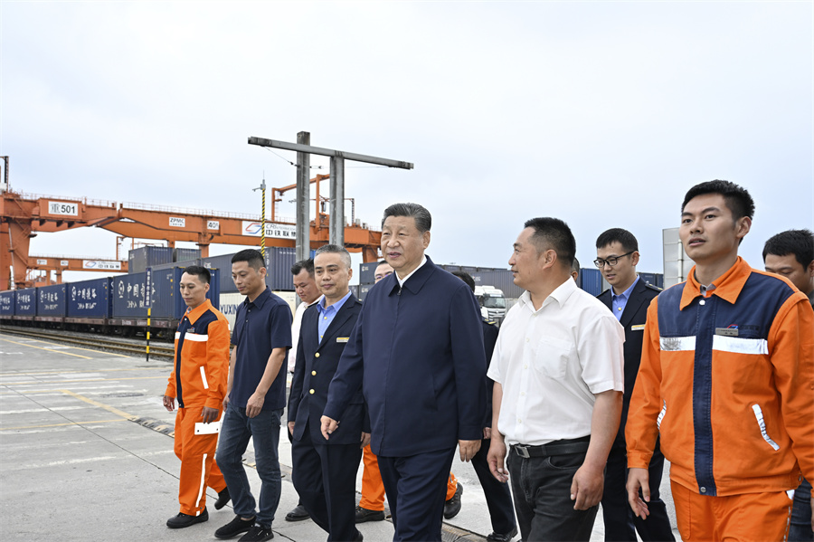 2024年4月22日至24日，中共中央總書記、國家主席、中央軍委主席習(xí)近平在重慶考察。這是22日下午，習(xí)近平在重慶國際物流樞紐園區(qū)重慶鐵路集裝箱中心站，同貨車司機(jī)、列車司機(jī)、裝卸工人、場(chǎng)站管理人員等親切交流。新華社記者 岳月偉 攝