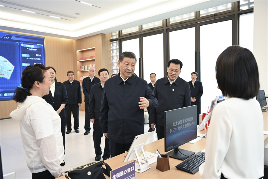 2024年4月22日至24日，中共中央總書記、國家主席、中央軍委主席習(xí)近平在重慶考察。這是22日下午，習(xí)近平在九龍坡區(qū)謝家灣街道民主村社區(qū)考察。新華社記者 謝環(huán)馳 攝