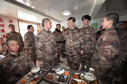 2014年1月26日中午，習(xí)近平來到連隊(duì)食堂，同戰(zhàn)士們一起用餐。新華社記者 李剛 攝
