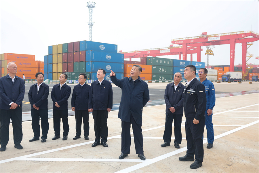 2024年5月22日至24日，中共中央總書記、國家主席、中央軍委主席習(xí)近平在山東考察。這是22日下午，習(xí)近平在日照港察看全自動化集裝箱碼頭作業(yè)場景。新華社記者 鞠鵬 攝