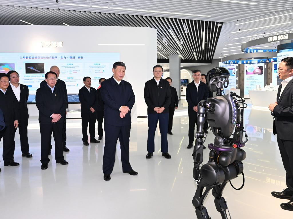 2023年11月28日下午，習(xí)近平在浦東新區(qū)張江科學(xué)城參觀上?？萍紕?chuàng)新成果展。新華社記者 謝環(huán)馳 攝