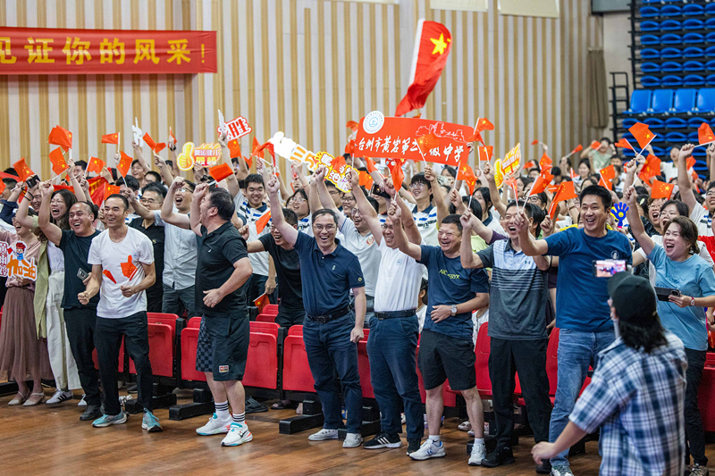 北京時間7月27日，2024年巴黎奧運(yùn)會首個比賽日，在射擊10米氣步槍混合團(tuán)體比賽中，中國選手黃雨婷/盛李豪獲得金牌。圖為黃雨婷的母校師生們通過收看奧運(yùn)直播的方式為她加油助威。