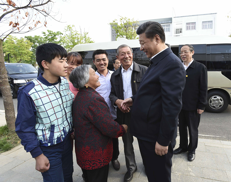 2016年4月25日，習(xí)近平在安徽省滁州市鳳陽縣小崗村看望當(dāng)年大包干帶頭人嚴(yán)金昌（右三）一家。