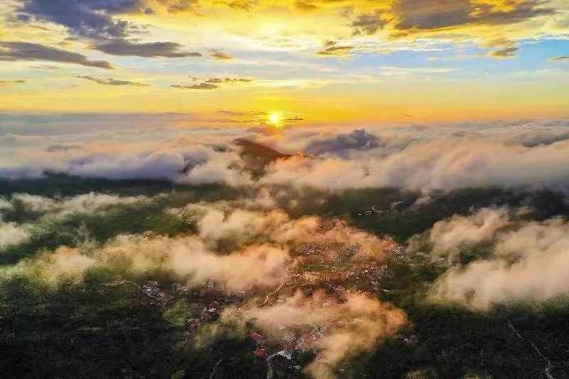 圖為云霧繚繞的軍營村，群山盡翠，紅瓦掩映。廈門市委宣傳部供圖