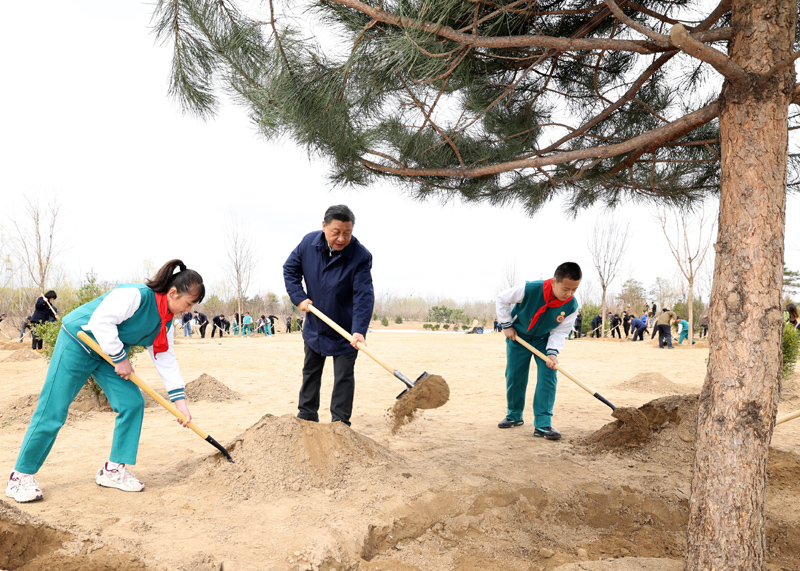 2022年3月，習(xí)近平總書(shū)記來(lái)到北京市大興區(qū)黃村鎮(zhèn)參加首都義務(wù)植樹(shù)活動(dòng)，同大家一起植樹(shù)。新華社記者 黃敬文 攝