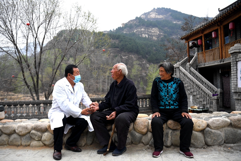 2020年4月15日，在河北阜平縣龍泉關(guān)鎮(zhèn)駱駝灣村，村醫(yī)霍建國為村民把脈。