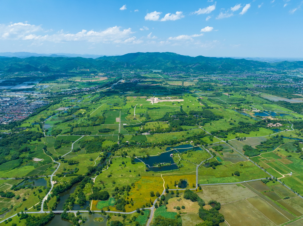 2024年7月4日拍攝的杭州良渚古城遺址公園全景（無(wú)人機(jī)照片）。新華社記者 江漢 攝