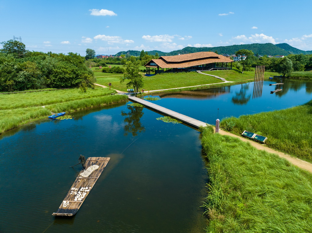 2024年7月4日拍攝的杭州良渚古城遺址公園南城墻遺址展示點(diǎn)（無(wú)人機(jī)照片）。新華社記者 江漢 攝