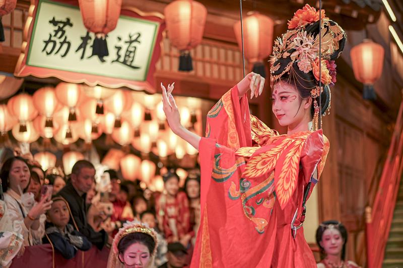 △2024年10月2日，陜西省西安市長(zhǎng)安十二時(shí)辰主題街區(qū)的“唐潮”系列沉浸式表演。