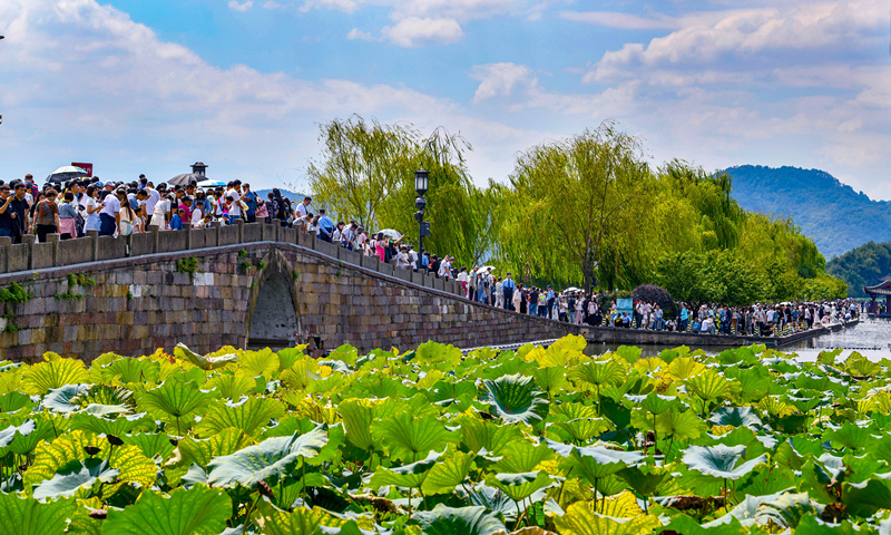 2024年10月4日，杭州西湖景區(qū)迎來國慶假期旅游高峰。