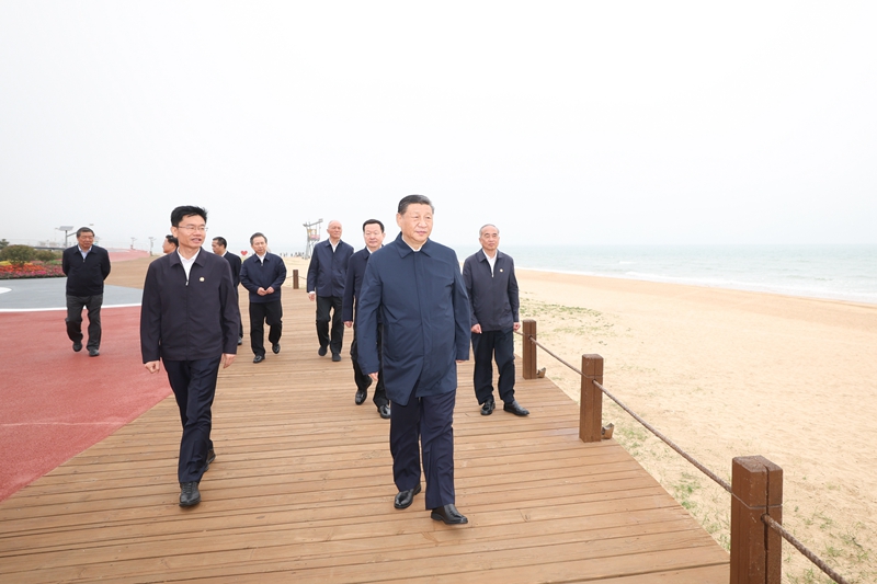 2024年5月22日，習近平總書記在山東日照陽光海岸綠道考察。